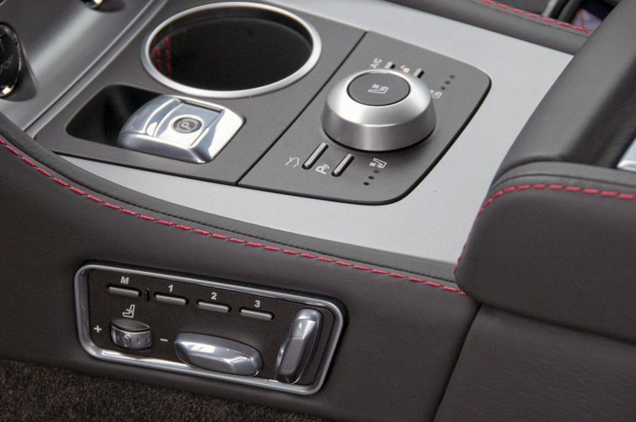 Детали интерьера Aston Martin Rapide 2010 года  (NA) (фото 30 из 57)